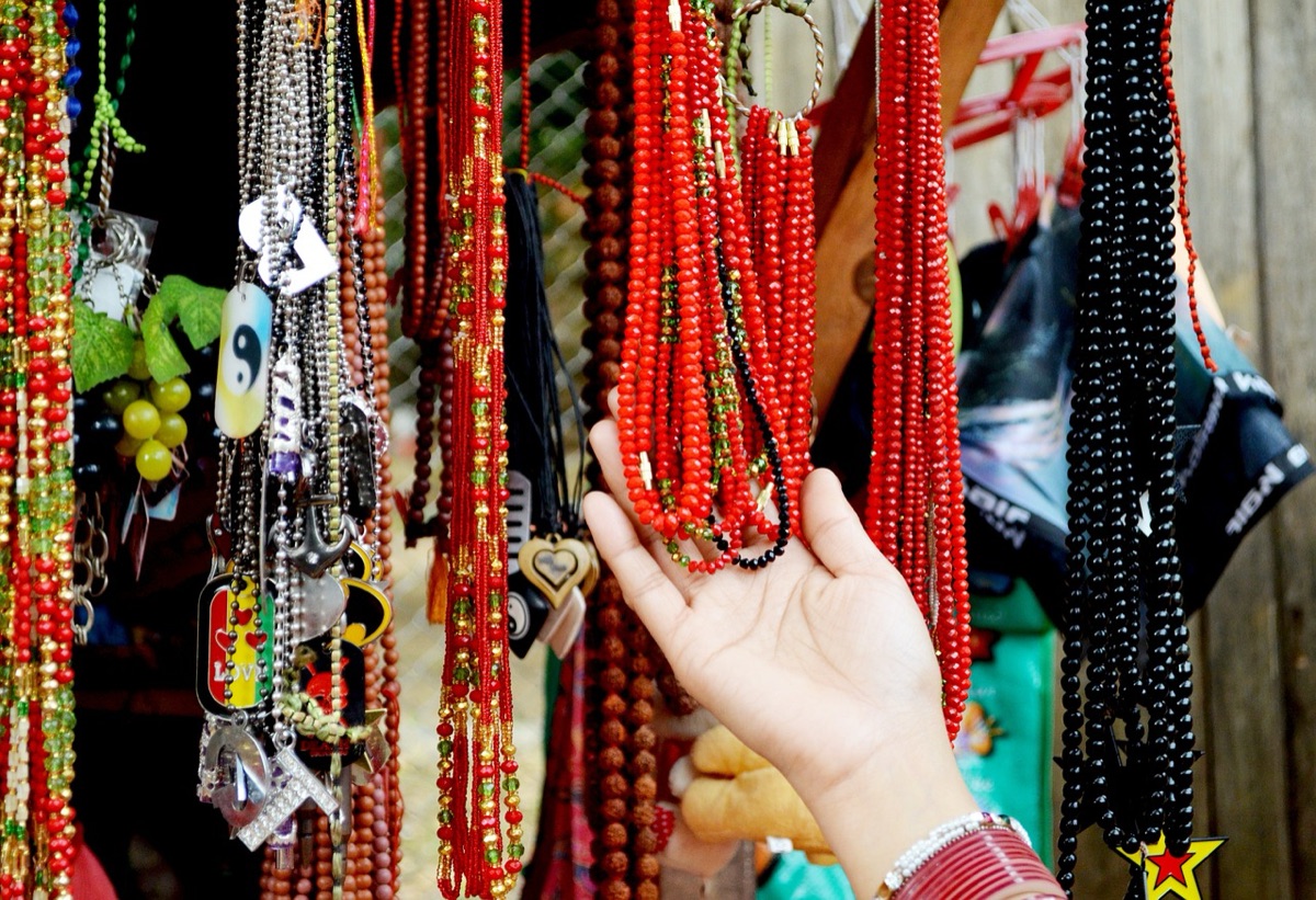 Accessoires de mode colorés et bijoux tropicaux