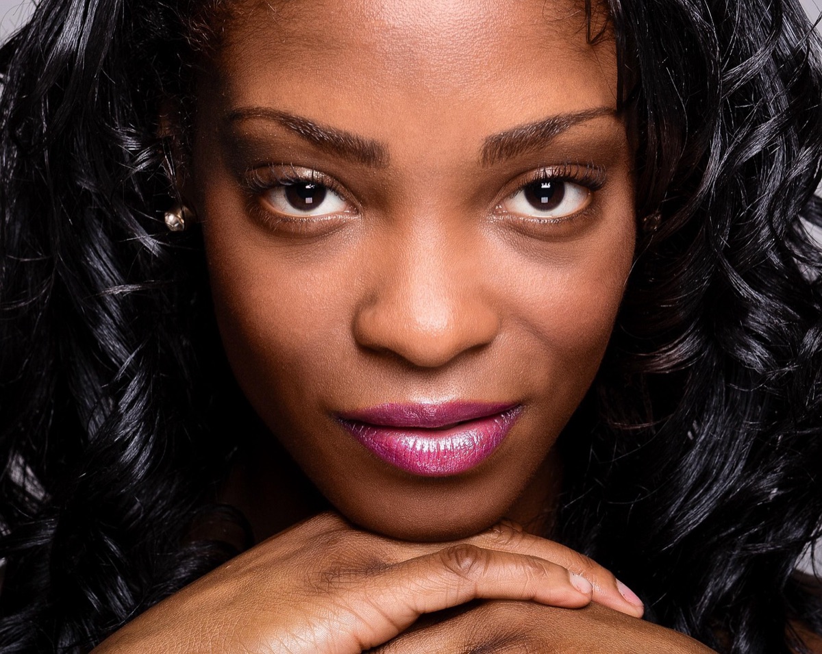 Close-up van een stralende glow make-up look