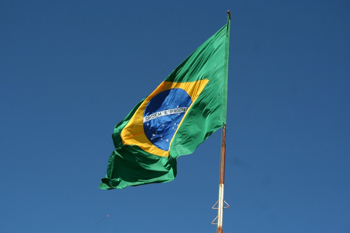Brasilien Flagge und Gaming-Symbole.