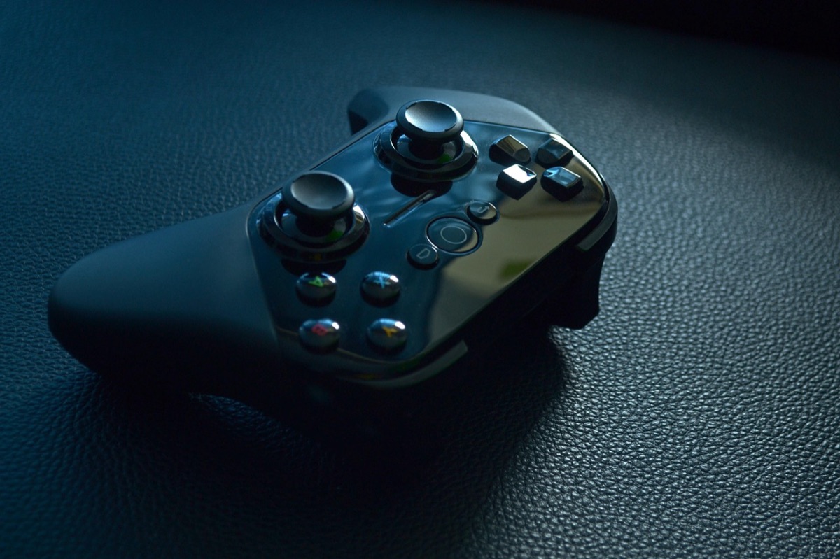 Controle de videogame, fones de ouvido e acessórios de gaming.