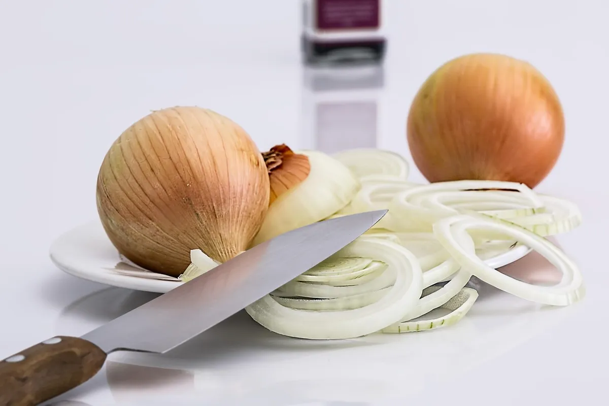 onion, slice, knife, food, ingredient, raw, vegetarian, healthy, vegetable, cooking, vegan, fresh, cut, culinary, eating, tears, crying, kitchen, onion, onion,