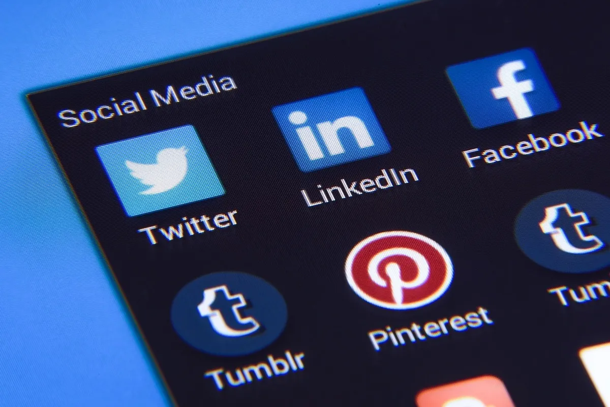 social media, facebook, twitter, instagram, icons, marketing, linkedin, business, mobile, pinterest, screen, smartphone, internet, technology, computers, applic