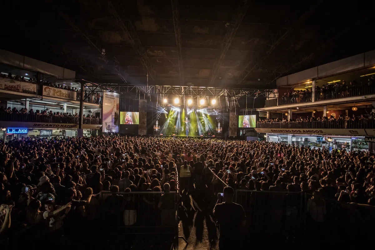 A lively indoor concert with a massive crowd in São Paulo, capturing the essence of live music and entertainment.